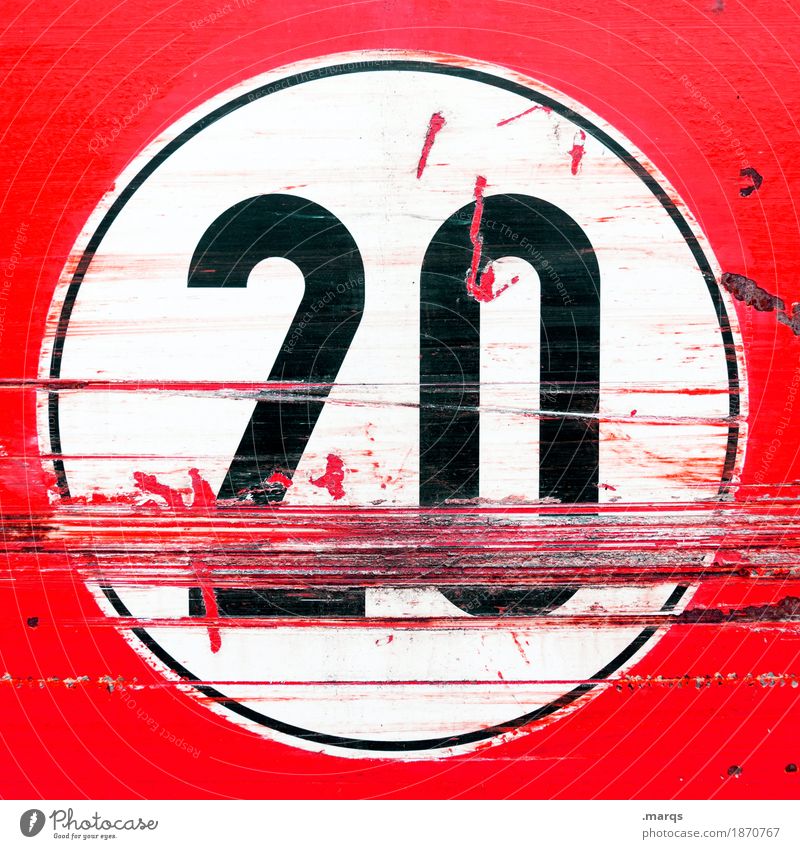 Junk | 20 Verkehrszeichen Verkehrsschild Zeichen Ziffern & Zahlen alt trashig rot schwarz weiß Jubiläum Geburtstag Kratzer Farbfoto Nahaufnahme Menschenleer