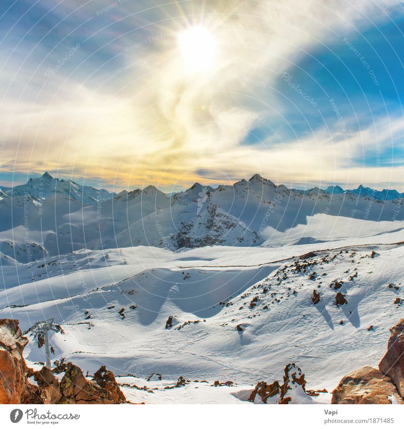 Blaue Berge Snowy mit Spitzen in den Wolken schön Ferien & Urlaub & Reisen Tourismus Abenteuer Sonne Winter Schnee Winterurlaub Berge u. Gebirge Klettern