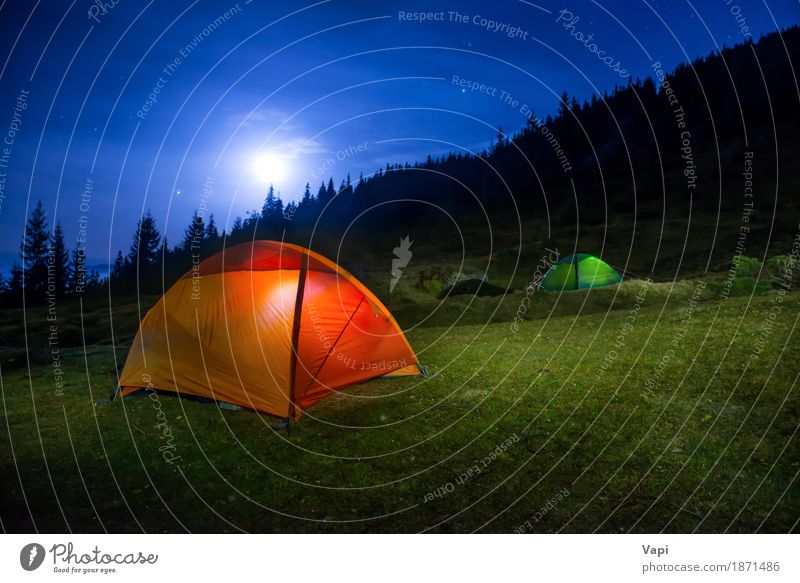 Zwei beleuchtete orange und grüne Campingzelte unter Mond Ferien & Urlaub & Reisen Tourismus Abenteuer Expedition Berge u. Gebirge wandern Natur Landschaft
