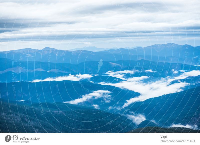 Blaue Berge mit weißen Wolken bedeckt Ferien & Urlaub & Reisen Tourismus Abenteuer Berge u. Gebirge Umwelt Natur Landschaft Himmel Horizont Nebel Wald Hügel