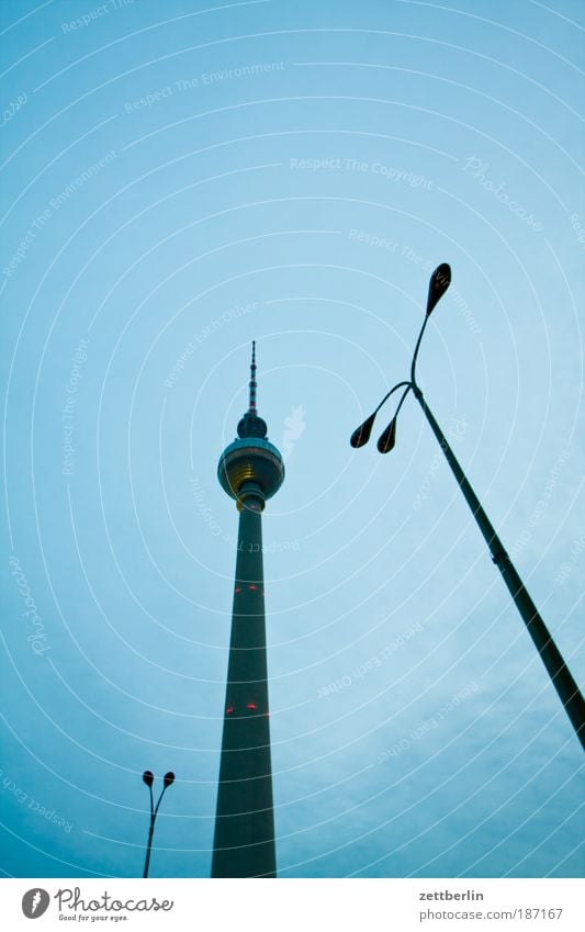 Ein Turm, zwei Laternen Berlin Hauptstadt alex Alexanderplatz Berliner Fernsehturm funk- und ukw-turm telespargel Wahrzeichen Bauwerk Antenne Architektur