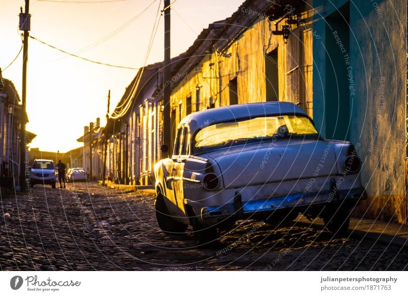 Trinidad, Kuba: Straße mit Oldtimer bei Sonnenuntergang exotisch schön Ferien & Urlaub & Reisen Tourismus Haus Kultur Stadt Fassade Verkehr Fahrzeug PKW alt