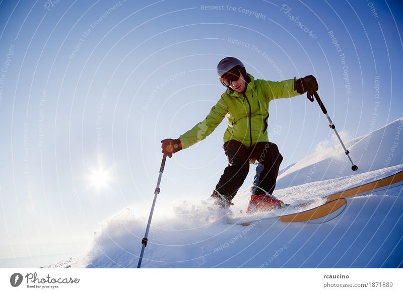 Freeride-Skifahrer Sonne Winter Schnee Berge u. Gebirge Sport Skifahren Junge Mann Erwachsene Landschaft Himmel kalt blau grün Einsamkeit Nachmittag Gegenlicht