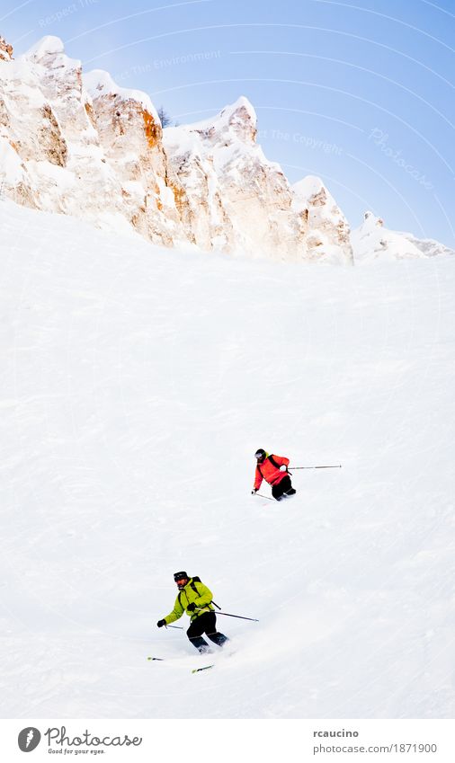 Zwei Skifahrer gehen im Pulverschnee bergab Winter Schnee Berge u. Gebirge Sport Skifahren Mann Erwachsene Landschaft kalt grün weiß Kaukasier Klarer Himmel