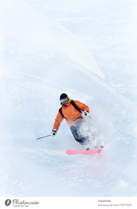 Junger männlicher Freeride-Skifahrer, der eine Drehung im Pulverschnee macht Winter Schnee Berge u. Gebirge Sport Skifahren Mann Erwachsene weiß Kaukasier