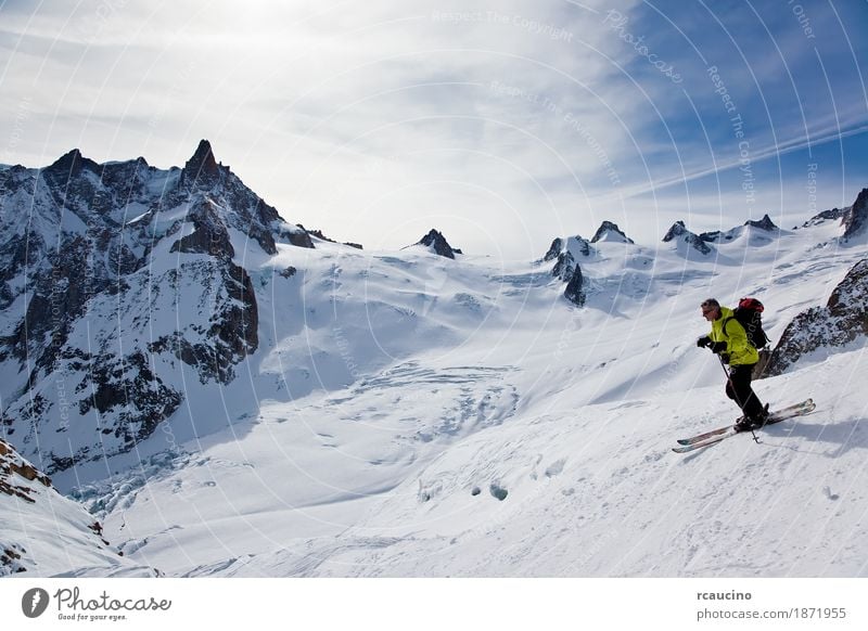 Skifahrer in Vallèe Blanche, Chamonix, Mont Blanc-Massiv, Frankreich Freude Abenteuer Winter Schnee Berge u. Gebirge Sport Skifahren Mann Erwachsene Landschaft