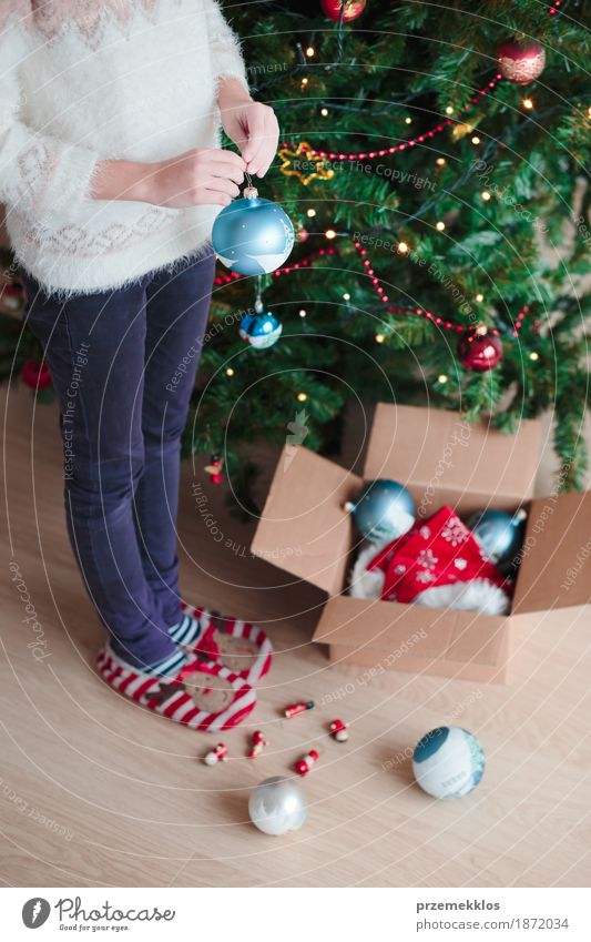 Junges Mädchen, das zu Hause Weihnachtsbaum verziert Lifestyle Freude Dekoration & Verzierung Feste & Feiern Weihnachten & Advent Mensch Jugendliche 1
