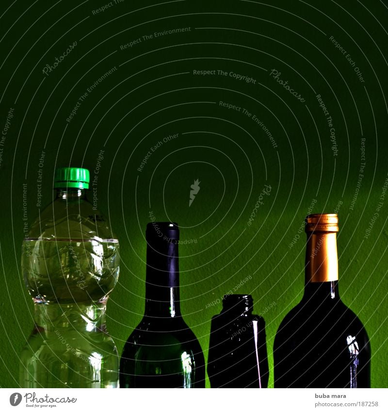 Flasche leer? Getränk Erfrischungsgetränk Alkohol Wein Lifestyle Häusliches Leben Wohnung Küche Qualität Wasser Rotweinflasche Weißweinflasche Skulptur Glas