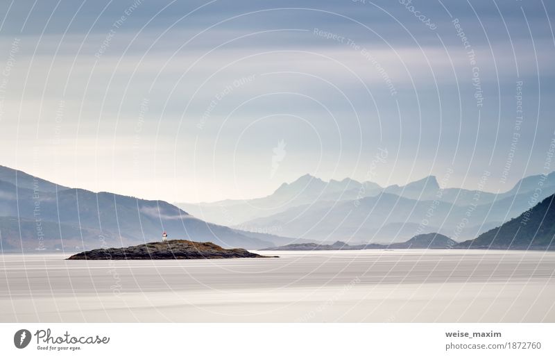 Küste von Norwegen Meer in Wolken von Dunst. Leuchtfeuer auf einem Felsen Lifestyle schön Ferien & Urlaub & Reisen Tourismus Ferne Sommer Strand Insel