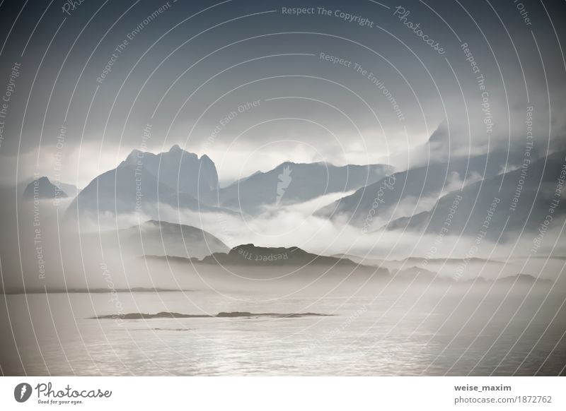 Küste von Norwegen Meer in Nebelwolken. Bewölktes Nordic Lifestyle Ferien & Urlaub & Reisen Tourismus Ausflug Abenteuer Ferne Freiheit Sommer Strand Insel