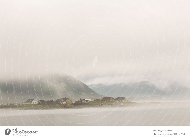 Norwegen-Dorf in den Wolken des Nebels auf Lofoten-Inseln Lifestyle Ferien & Urlaub & Reisen Tourismus Ausflug Abenteuer Ferne Freiheit Sommer Strand Meer
