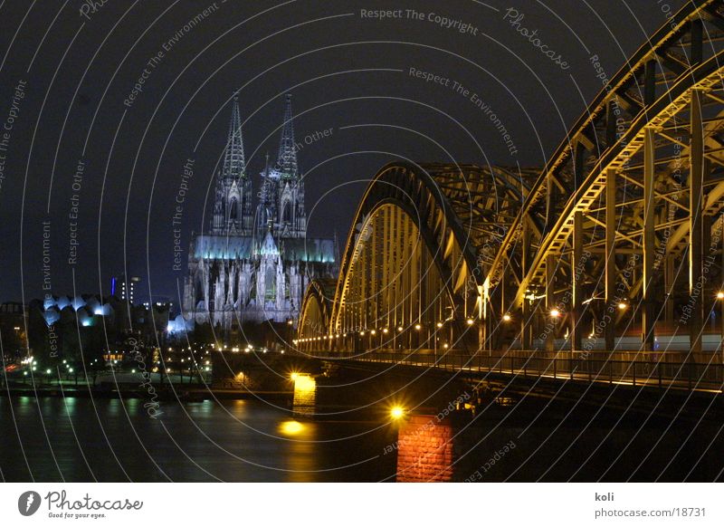Kölner Dom bei Nacht dunkel Lampe Langzeitbelichtung Architektur Rhein Brücke