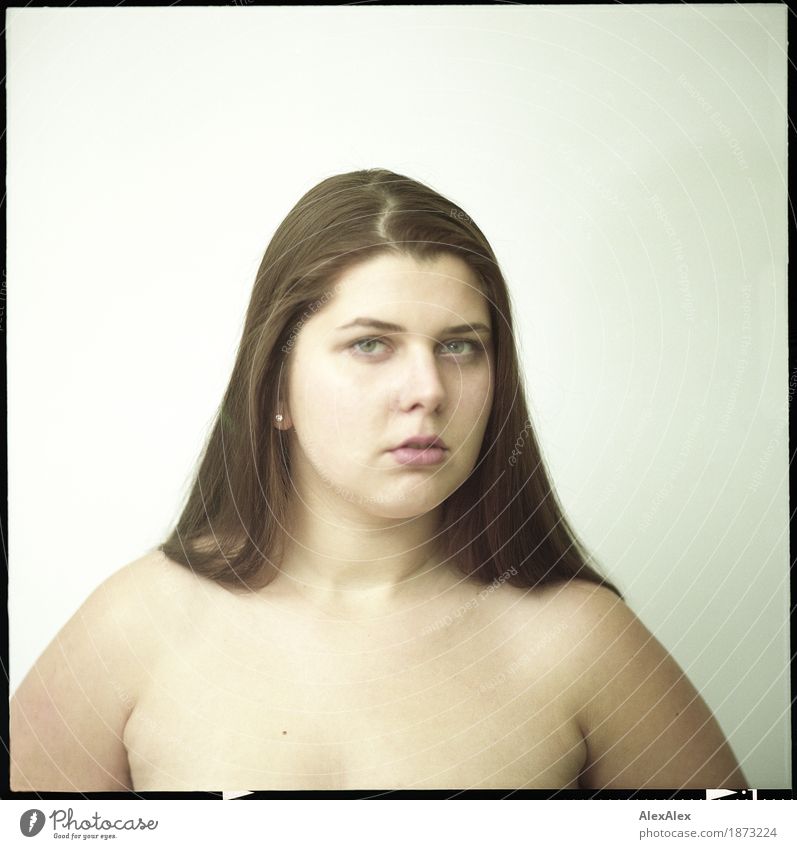 Rechteckiges, analoges Portrait einer jungen, brünetten Frau mit langen Haaren - mit Filmrand schön Zufriedenheit Junge Frau Jugendliche Haare & Frisuren