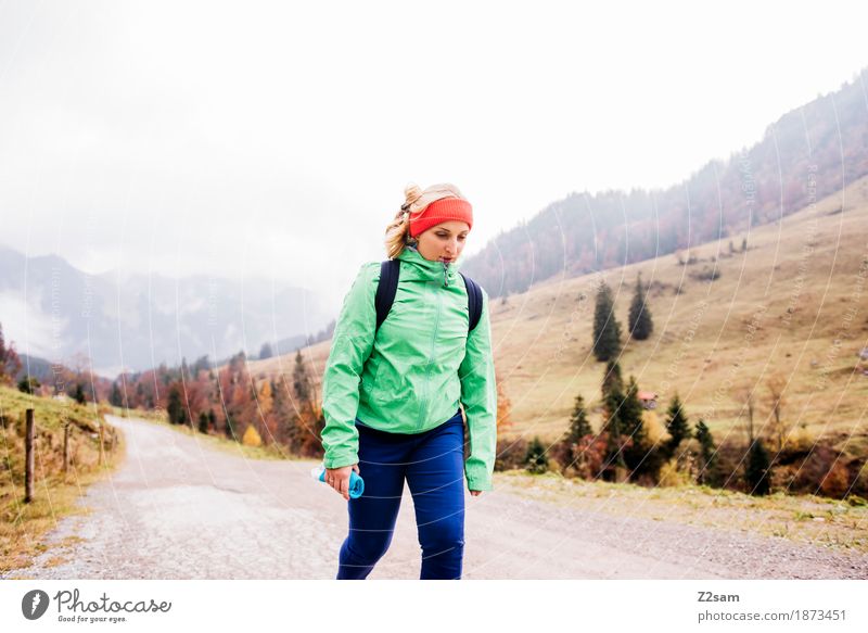 Aufwärts Lifestyle Berge u. Gebirge wandern Sport Junge Frau Jugendliche 18-30 Jahre Erwachsene Natur Landschaft Herbst schlechtes Wetter Nebel Alpen Rucksack