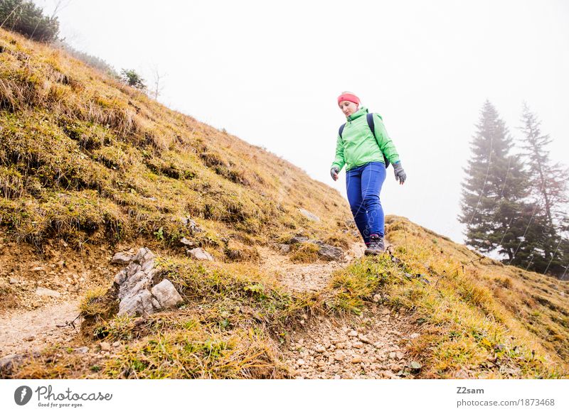abstieg Freizeit & Hobby Berge u. Gebirge wandern Sport Frau Erwachsene 18-30 Jahre Jugendliche Natur Landschaft schlechtes Wetter Nebel Alpen Rucksack blond