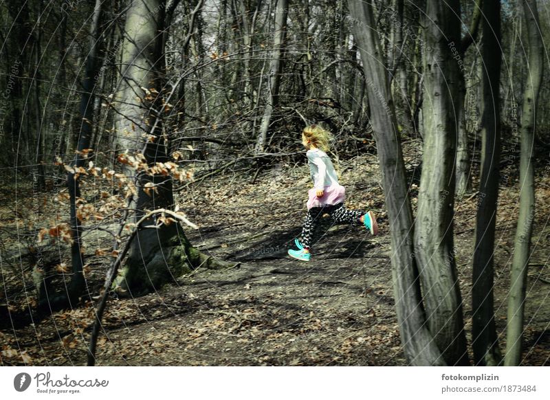 rennendes, kleines Mädchen im grauen kahlen Wald Kind Kindheit Kinderspiel laufen 1 frei Mensch Natur joggen Winter Sport Bewegung Gesundheit rebellisch