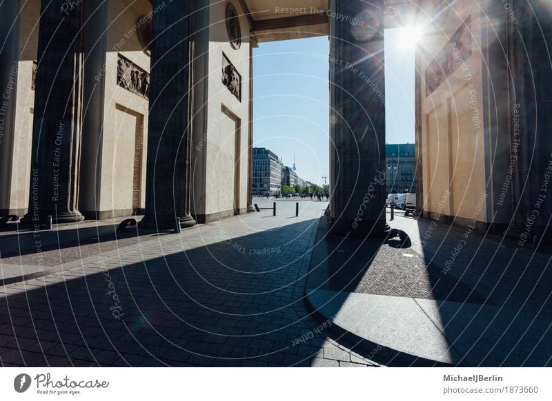 Brandenburger Tor in Berlin im Gegenlicht der Morgensonne Deutschland Hauptstadt Bauwerk Sehenswürdigkeit Wahrzeichen Tourismus Farbfoto Außenaufnahme