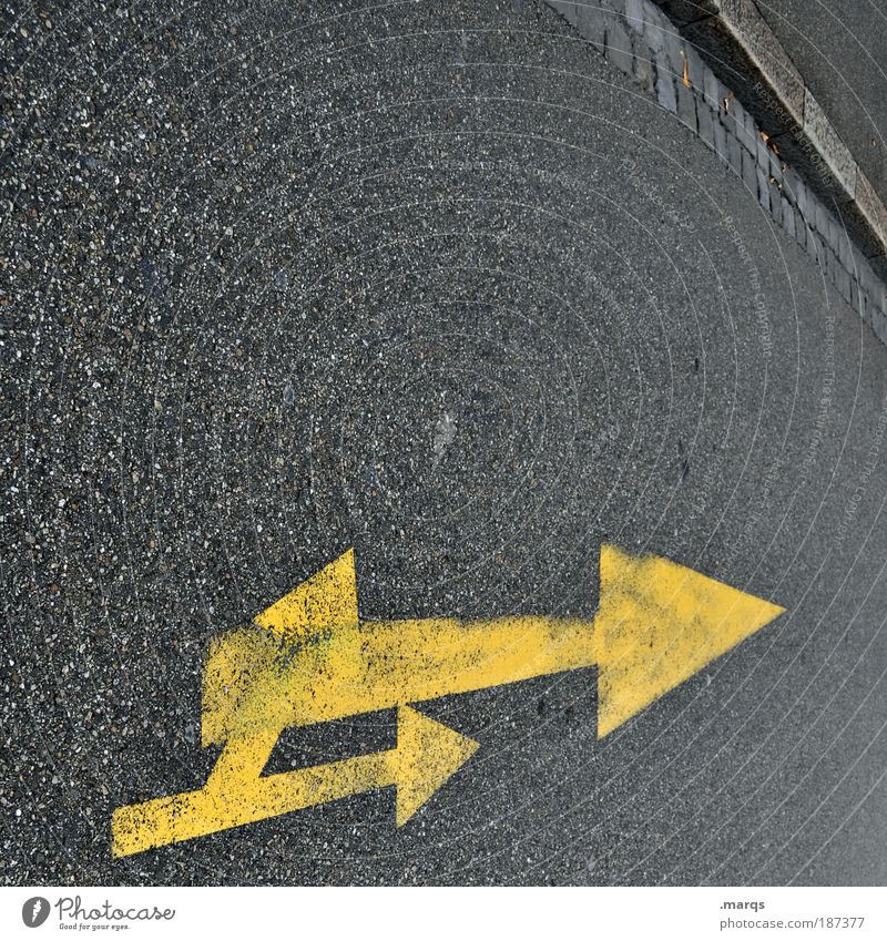 Doppel Stil Verkehr Verkehrswege Autofahren Straße Wege & Pfade Zeichen Schilder & Markierungen Linie Pfeil einfach einzigartig gelb grau Farbfoto Außenaufnahme