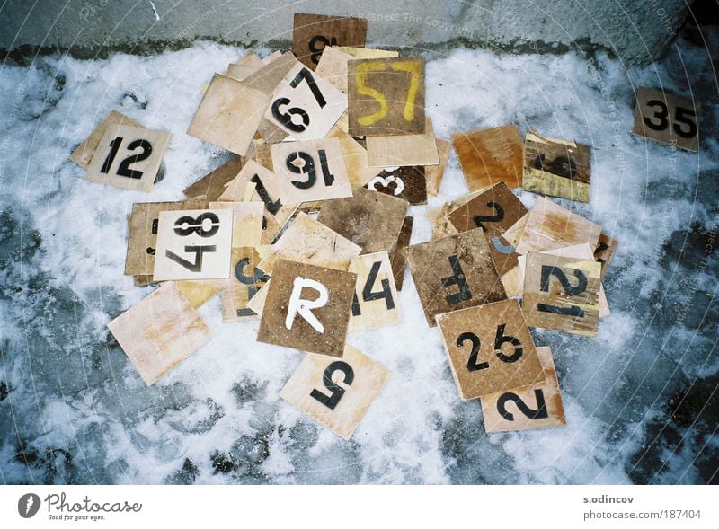 Nummern Brettspiel Zettel Holz Zeichen Schriftzeichen Ziffern & Zahlen machen trashig braun gelb grau schwarz weiß chaotisch Farbfoto Experiment abstrakt Nacht