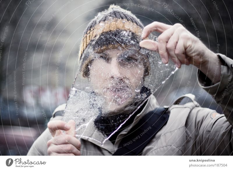 eiszeit Winter maskulin Junger Mann Jugendliche Erwachsene Gesicht Hand Finger 1 Mensch 18-30 Jahre Wasser Klima Wetter Eis Frost Schnee Mütze beobachten
