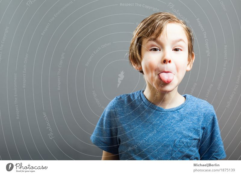 Junge streckt Zunge aus Freude Kind Mensch maskulin Kindheit Kopf 1 3-8 Jahre Gefühle Wut Ärger gereizt frech ausgestreckt Spaßvogel Unsinn Farbfoto