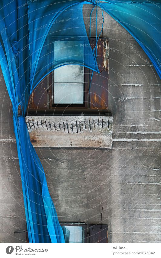 Verschleierungstaktik - kaputtes blaues Gerüstnetz an alter Fabrik Gebäude Wand Fenster Netzwerk Netzsicherheit Sicherheitsnetz grau Schutz Verfall Verhüllung