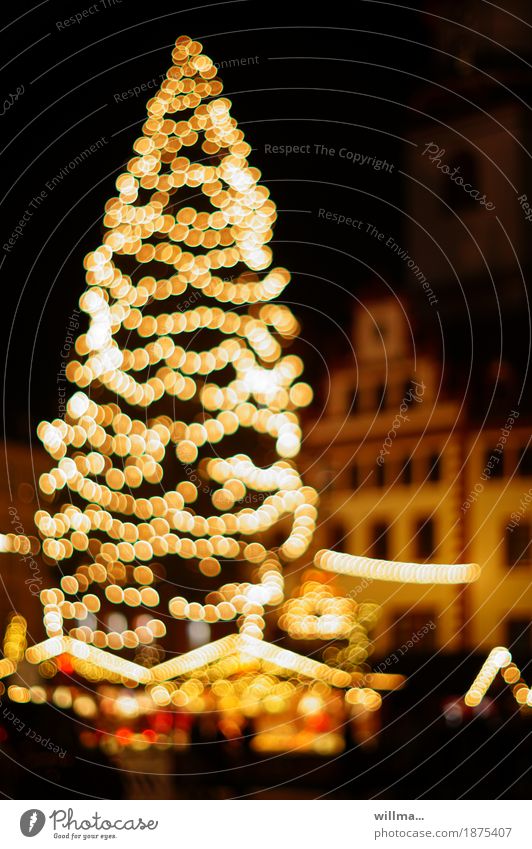 Lichterbaum auf dem Weihnachtsmarkt Weihnachten & Advent Weihnachtsbaum Weihnachtsbeleuchtung Lichterkette Buden u. Stände Tradition Unschärfe Experiment Abend