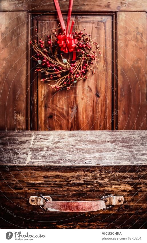 Alter Koffer, rustikaler Hintergrund mit Weihnachtskranz Stil Design Freude Ferien & Urlaub & Reisen Winter Häusliches Leben Innenarchitektur