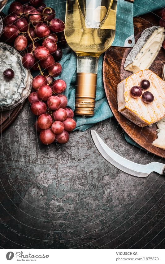 Käse mit Wein und Trauben Lebensmittel Milcherzeugnisse Frucht Ernährung Festessen Getränk Messer Stil Design Tisch Party Veranstaltung Restaurant gelb Brie