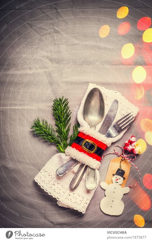 Weihnachten, Tischdekoration mit Tannenzweig und Schneemann Festessen Besteck Messer Gabel Löffel Stil Design Freude Winter Häusliches Leben Wohnung