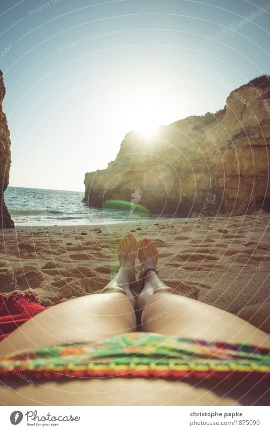 Sonnenbad Wohlgefühl Zufriedenheit Sinnesorgane Erholung ruhig Ferien & Urlaub & Reisen Tourismus Sommer Sommerurlaub Strand Meer feminin Frau Erwachsene Beine