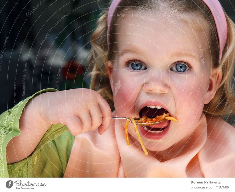Alle Kinder lieben Spaghetti Lebensmittel Teigwaren Backwaren Mittagessen Italienische Küche Mädchen Kindheit 1 Mensch 1-3 Jahre Kleinkind blond rothaarig