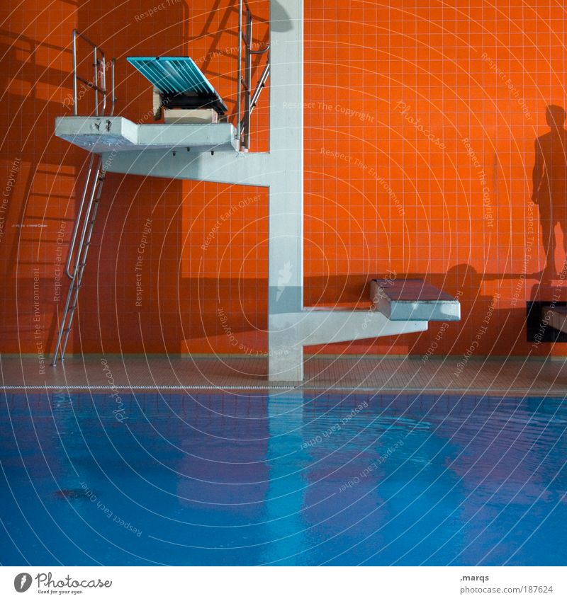 Bad Lifestyle Stil Sport Wassersport Schwimmbad springen stehen Coolness nass retro blau Gefühle Willensstärke Mut Farbe Freizeit & Hobby Freude Konkurrenz