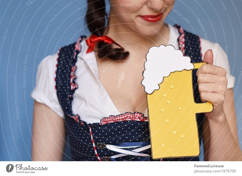 O'zapft is! (07) feminin Junge Frau Jugendliche Erwachsene 1 Mensch 18-30 Jahre 30-45 Jahre Tradition Biergarten Oktoberfest München Feste & Feiern Bierschaum