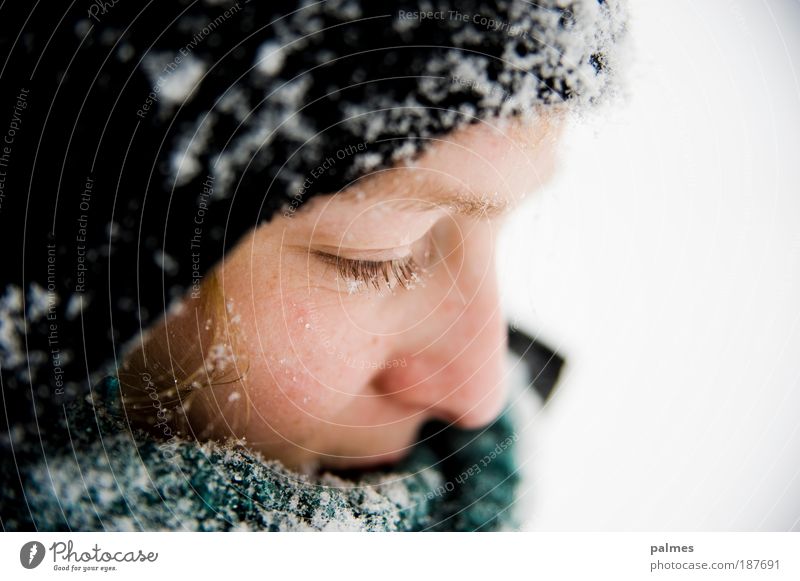 Schneegedanken Gesicht ruhig feminin Junge Frau Jugendliche Auge 1 Mensch 18-30 Jahre Erwachsene Winter Wetter Eis Frost Schal Mütze blond Denken kalt Gefühle
