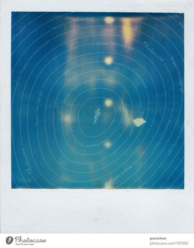 Polaroid zeigt einen weißen Drachen vor  strahlend blauem Himmel. Wind Spielen Freizeit & Hobby Kinderspiel Ferien & Urlaub & Reisen Sommer Sommerurlaub Meer