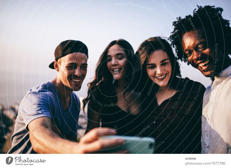 Multi Ethnie der jungen erwachsenen Freunde, die selfie nehmen Lifestyle Freude Erholung Telefon Handy PDA Fotokamera Technik & Technologie Frau Erwachsene Mann