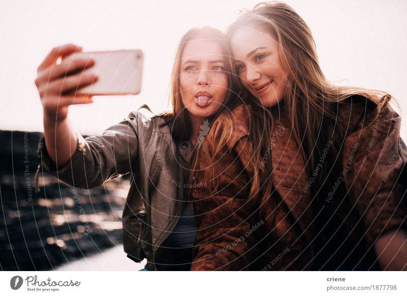 Beste Freunde des Jugendlichen, die selfie mit intelligentem Telefon nehmen Lifestyle Freude Ferien & Urlaub & Reisen Fotokamera Technik & Technologie
