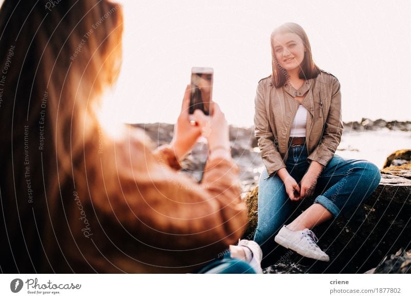 Mädchen, das Foto ihres Freunds mit Smartphone macht Lifestyle Freude Ferien & Urlaub & Reisen Strand Telefon Handy Fotokamera Technik & Technologie Internet