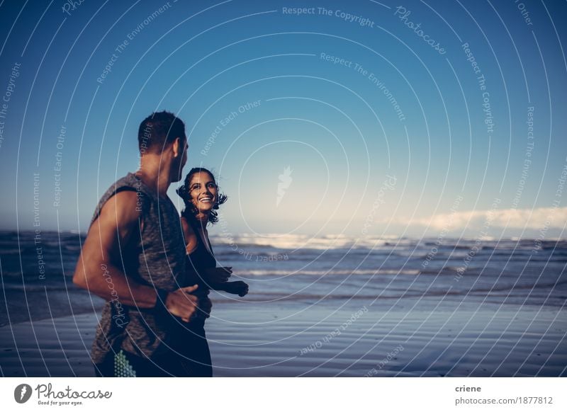 Geeignete Paare, die zusammen laufendes Training auf dem Strand tun Lifestyle Körper Wellness Erholung Meer Joggen Junge Frau Jugendliche Junger Mann Erwachsene