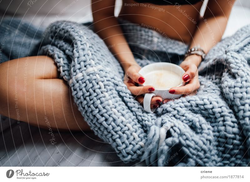 Nahaufnahme von den Frauen, die frischen Tasse Kaffee halten Getränk trinken Heißgetränk Milch Kakao Becher Lifestyle Haus Bett Schlafzimmer Erwachsene Wärme