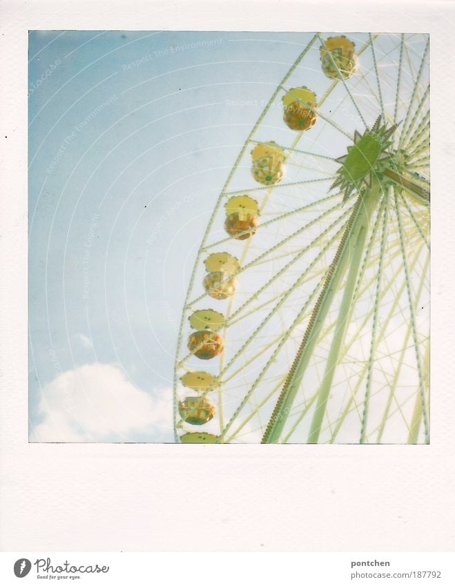 Polaroid zeigt ein Riesenrad vor blauem Himmel. Rummel, Kirmes, dult Lifestyle Freude Freizeit & Hobby Ausflug Oktoberfest Jahrmarkt Veranstaltung Bewegung