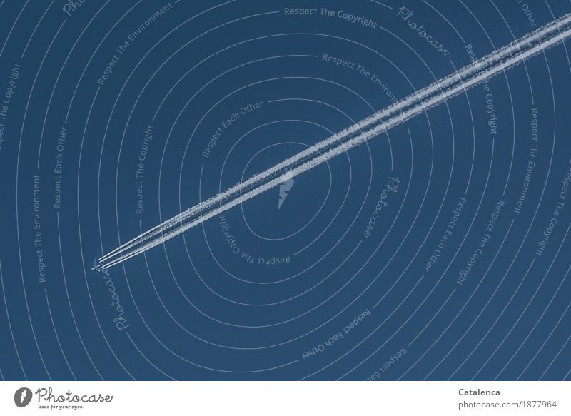 Das Salz der Wetterküche; Kondensstreifen eins Flugzeugs am blauen Himmel Ferien & Urlaub & Reisen Tourismus Umwelt Wassertropfen nur Himmel Klima Klimawandel