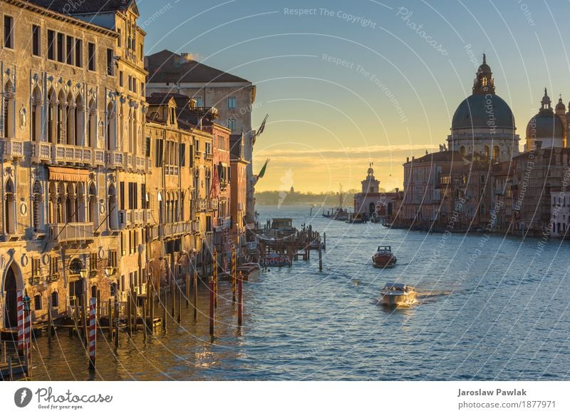 Wasserkanäle die größten Touristenattraktionen in Italien, Venedig. Ferien & Urlaub & Reisen Tourismus Sommer Sonne Meer Haus Himmel Fluss Kirche Brücke Gebäude
