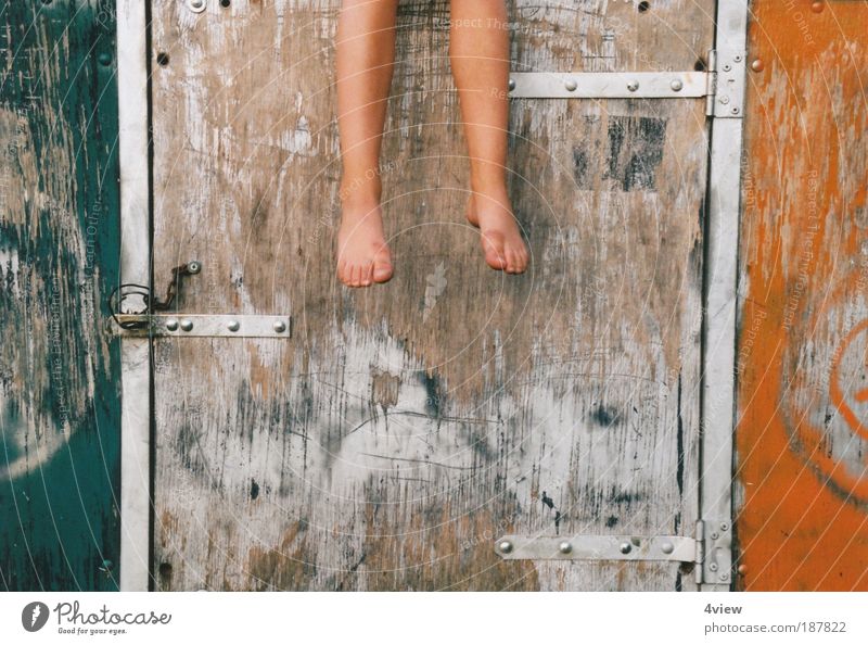 Die Füsse baumeln lassen Kind Fuß 1 Mensch 3-8 Jahre Kindheit Mauer Wand bequem Erholung Farbfoto Außenaufnahme