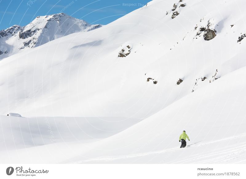 Snowboarder geht bergab über eine verschneite Berglandschaft. Ferien & Urlaub & Reisen Winter Schnee Berge u. Gebirge Sport Junge Himmel Alpen frieren