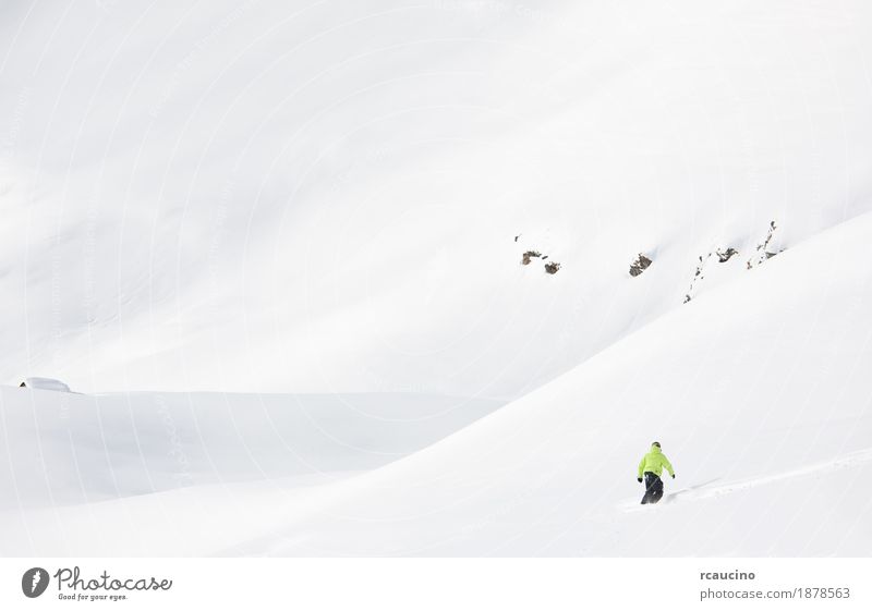 Snowboarder geht in frischem Pulverschnee bergab Ferien & Urlaub & Reisen Tourismus Abenteuer Winter Schnee Berge u. Gebirge Sport Skifahren Mensch Junge Mann