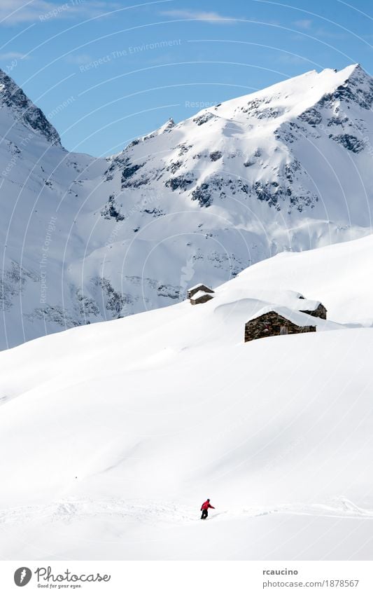 Snowboarder geht bergab über eine verschneite Berglandschaft Ferien & Urlaub & Reisen Winter Schnee Berge u. Gebirge Sport Skifahren Junge Mann Erwachsene Natur