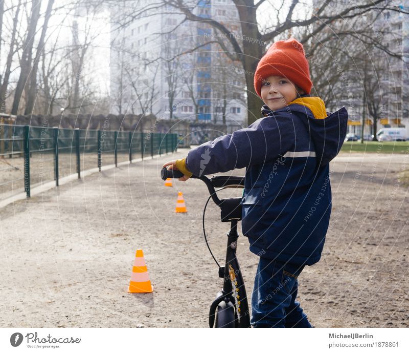 Fünf jahre altes Kind mit Roller im Park Tretroller Mensch maskulin Kindheit 1 3-8 Jahre Berlin Hauptstadt Verkehrsmittel Bewegung lernen Spielen