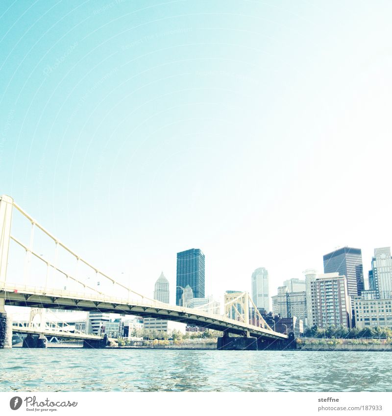 RIVERSIDE Flussufer Pittsburgh USA Hafenstadt Stadtzentrum Skyline Haus Hochhaus Bankgebäude Brücke Glas Stahl ästhetisch Farbfoto Außenaufnahme Menschenleer